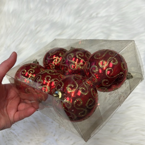 ๐ Must Bundle ๐ Red and Gold Holiday Ornaments (Set of 6) - Picture 8 of 10